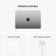 Förpackning innehåller macbook, USB-C till magsafe laddningskabel och strömadapter