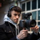 Person med kamera och Sennheiser MKE 400
